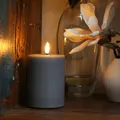 Produktbild: MARELIDA LED Kerze Echtwachskerze Deluxe Homeart mit realistischer 3D Flamme mit Wachsspiegel Stumpenkerze für Innen grau (D: 7,5cm - H: 10cm)