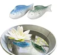Produktbild: itsisa Schwimmtiere Fische blau, grün (2er Set) aus Porzellan schwimmend als Teich Deko - Deko für Vogeltränke, Fisch, Gartenteich, Frosch, Gartendeko (Fische)