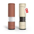Produktbild: LARS NYSØM Salz und Pfeffermühle Set Manuell mit einstellbarem Keramikmahlwerk I Edelstahl Pfeffermühle und Salzmühle I Design Gewürzmühlen Set (2 Stück) (Red/Beige)