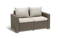 Produktbild: Keter California Gartensofa, ausgestattet mit zwei Sitzen und Kissen auf Sitzfläche und Rückenlehne, 141 x 68 x 71,5 cm, hergestellt mit charakteristischer geflochtener Oberfläche, Farbe Cappuccino
