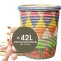 Produktbild: YAADU Aufbewahrungskorb mit Deckel 42L – Wäschekorb geflochten, Korb mit Deckel, Wäschesammler, Korb für Kinderzimmer. Afrikanischer Korb, Korb mit Henkel, Modell Magal (Bunt-Dreieck)