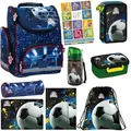 Produktbild: Goldkids - Schulranzen für Jungen und Mädchen, 9er-Set - Schul-Rucksack für Kinder mit Federmäppchen - Schuhbeutel Malunterlage Sammelmappe und Hausaufgabenheft - Fußball Motiv - 1-3 Klasse