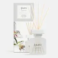 Produktbild: ipuro Essentials WHITE LILY Raumduft mit Stäbchen 50 ml - Raumerfrischer mit Pfirsich, Maiglöckchen, Jasmin, Nelke, weißem Moschus & Zedernholz Duft Aroma - Diffuser mit Stäbchen - Lufterfrischer