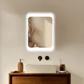 Produktbild: HOKO LED Badspiegel 50x70 cm KÖLN mit Beschlagfrei und Digitaluhr. Design Wandspiegel fürs Bad. Dieser Spiegel mit Beleuchtung ist mit Touch Schalter und mit Wandschalter bedienbar.