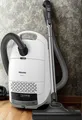 Produktbild: Miele Bodenstaubsauger Guard M1 S8380 Powerline BrillantWeiß,vacuum cleaner,890W