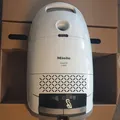 Produktbild: Miele Bodenstaubsauger Guard M1 S 8380 brillantweiß maximale Leistung 890 Watt
