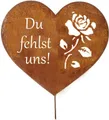 Produktbild: LB H&F Lilienburg Dekofigur Grabdeko Grabschmuck Herz Rost Rostherz Deko Dekofigur (Grabtafel Dekoration Geschenk Grab Trauerschmuck Trauerdeko pflegeleicht Beerdigung Rose Grabrose Stecker Geschenk mitbringen Grabgesteck Hund Katze Ostern Gartendeko modern Trauergeschenk Mutter Friedhof Allerheiligen wetterfest Figur DU FEHLST UNS Spruch Urnengrab Tiergrab, Rostdeko Roststecker Frühling Sommer Herbst Winter Gedenkfigur), Grabstecker Grabfigur Papa Mama Vater GRABHERZ ROSE