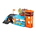 Produktbild: Mattel DISNEY Pixar Cars Copper Canyon - leuchtende Garage Spielset mit 3 leuchtenden Rennautos, 2 Etagen, Ölwechselstation, Tuning-Station, funktionierender Aufzug, für Kinder ab 4 Jahren, HPX75