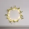 Produktbild: Lights4fun 25cm LED Weihnachtskranz beleuchtet Mistelzweig künstlich Mistelzweig Kranz Innen Deko Weihnachten Türkranz Beleuchtet Weihnachtsdeko