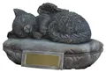 Produktbild: MystiCalls Dekofigur Katzen Urne als Katzen-Engelfigur liegt auf Kissen mit Gravurplatte (1 St), Fassungsvolumen ca. 0,8 Liter (9kg)