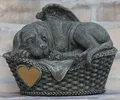 Produktbild: Hunde Urne grau als Hunde-Engelfigur und Gravurplatte, Tierurne 