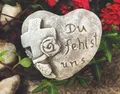 Produktbild: Grabherz Herz Spruch - Du fehlst uns - Grabschmuck Steinguss 3D Kreuz dunkel