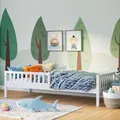 Produktbild: Bellabino Vils Kinderbett 90x200 cm – Kleinkindbett mit Rausfallschutz & Lattenrost – Montessori Kinder Bett aus Kiefer Massivholz – in Weiß für Jungen & Mädchen