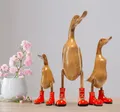 Produktbild: Rikmani Dekofigur Holzfigur Ente Stiefel - Handgefertigte Dekoration aus Holz Geschenk, 3 Holzarten
