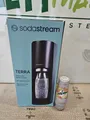 Produktbild: Sodastream Wasser Sprudler Terra Schwarz, Geschenk Fanta Orange Konzentrat 24 G