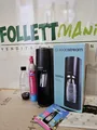 Produktbild: Sodastream Wasser Sprudler Terra Schwarz, Geschenk Fanta Orange Konzentrat 24 G