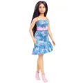 Produktbild: Barbie Fashionistas-Puppe Nr. 231 mit violettem Haar, trägerlosem Denim-Kleid mit Schmetterlingsdruck mit rosa Gürtel und Stiefeln, HYT89