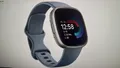 Produktbild: SW-0650 Fitbit Versa4 Wasserfallblau Smartwatch,‎1,58 Zoll