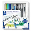 Produktbild: STAEDTLER Handlettering & Aquarell Set, Komplett-Set zum Kombinieren von Hand Lettering mit angesagten Aquarelleffekten, inclusive Step-by-Step-Anleitungen und ausführlichen Beschreibungen, 61 3001-2