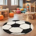 Produktbild: SIMPEX Hochflor Kinderteppich Rund Fußball Design Teppich Kinderzimmer Junge 100 cm Runder Teppich Schwarz und Weiß Spielteppich für Junge und Mädchen Extra Weich