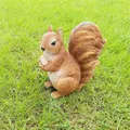Produktbild: Gartenfigur sitzendes Eichhörnchen Gr. L mit Nuss Frostsicher Dekofigur Frühling