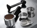 Produktbild: DeLonghi EC685.M Dedica Style Siebtrger Espressomaschine silber