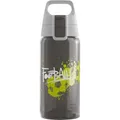 Produktbild: SIGG VIVA ONE Football Kinder Trinkflasche (0.5 L), schadstofffreie Kinderflasche mit auslaufsicherem Deckel, einhändig bedienbare Wasserflasche