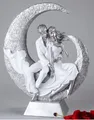Produktbild: 720719 Paar auf Mond weiss-silber 40cm modernes Deko-Objekt aus Kunststein