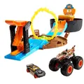 Produktbild: Hot Wheels GVK48 - Monster Trucks Stunt Reifen Spielset mit Startrampe, 1 Hot Wheels-Auto im Maßstab 1:64 und 1 Monster Truck, Spielzeug Autorennbahn für Kinder ab 4 Jahren