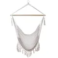 Produktbild: Intirilife Hängesessel Macramee Baumwolle in Beige mit Fransenkante - Bequeme platzsparende und atmungsaktive Sitzmöglichkeit für Erwachsene und Kinder Drinnen und Draußen