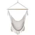 Produktbild: Intirilife Hängesessel Macramee Baumwolle in Beige mit Fransenkante - Bequeme platzsparende und atmungsaktive Sitzmöglichkeit für Erwachsene und Ki