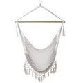Produktbild: Intirilife Hängesessel Macramee Baumwolle in Beige mit Fransenkante - 90 x 130 cm - Bequeme platzsparende und atmungsaktive Sitzmöglichkeit für Drinnen und Draußen