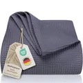 Produktbild: LAYNENBURG Premium Tagesdecke 180 x 220 cm - Waffelpique 100% Baumwolle - leichte Wohndecke Waffeloptik - Baumwolldecke als Bett-Überwurf, Sofa-Überwurf, Couch-Überwurf - Sofa-Decke (anthrazit)