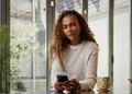 Produktbild: Yale YE AL-DC-1A-W - Tuer- Fensterkontakt innen - YALE AL-DC-1A-W Funk-Tür-/Fensterkontakt Smart Alarm Indoor Window/Door Sensor - Kabelloser Funk Tür- & Fenstersensor innen Erkennt Öffnen und Schließen von Fenstern und Türen Kabellos / batteriebetrieben Yale Horizon+ Funktechnologie ermöglicht Reichweiten von bis zu 1 km Kompatibel mit Yale Smart Alarm Erweitere dein Yale Smart Alarm System flexibel mit kabellosen Sensoren für deine Türen und Fenster. Mit dem Yale Innen-Tür- & Fenstersensor kannst du ganz einfach den Status deiner Türen und Fenster überwachen und so die wichtigsten und einfachsten Zutrittsmöglichkeiten für potentielle Einbrecher absichern. Über die Yale Home App erhältst du Echtzeit-Benachrichtigungen - sobald jemand die Tür oder das Fenster öffnet oder schließt - oder wenn sich jemand am Sensor zu schaffen macht. Gleichzeitig schreckt die Yale Alarmanlage mit einer lauten Sirene Eindringlinge sofort in die Flucht. Dank des schlanken Profils ist dieser Sensor ideal für enge Räume und fügt sich nahtlos in die Einrichtung deines Hauses ein. Er lässt sich flexibel und einfach mit dem mitgelieferten Installationsmaterial am gewünschten Ort durch Schrauben oder Klebepads befestigen. Ausstattung: Echtzeit-Benachrichtigungen bei Änderung Manipulationsalarm Flexible Installation mit Schrauben oder Klebepads Horizon+ Technologie: Zwei-Wege-Funkkommunikation bei 868 MHz Technische Daten: Alarmanlagen-Komponente: Funk-Tür-/Fenster (AL-DC-1A-W)
