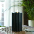 Produktbild: MARELIDA LED Kerze Echtwachskerze gerillt geriffelt Stumpenkerze mit senkrechten Rillen und flackernder Flamme Timer blau Wachskerze für Innen (Höhe: 14,5cm)