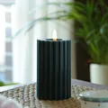 Produktbild: LED Kerze Liv Echtwachs gerillt geriffelt flackernde Flamme H: 14,5cm Timer blau