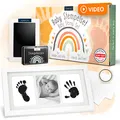 Produktbild: AMARI® Baby Handabdruck & Fußabdruck Set – Stempelkissen für Babys – Geschenk zur Geburt & Babyparty – inkl. 2 Stempelkissen & 4 Abdruckkarten (Groß (Komplettset mit Bilderrahmen))