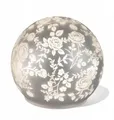 Produktbild: formano LED Deko-Kugel matt Silber Rosenmotiv - 10cm Glaskugel batteriebetrieben mit Rosenmotiv - stimmungsvolle Beleuchtung, Tisch- & Regal-Deko, Geschenkidee für Wohnzimmer & Schlafzimmer
