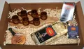 Produktbild: Fischergeist 56% 0,5 l Holztablett 6 Krüge, Pfännchen,Streichhölzer Geschenk rot