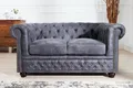 Produktbild: riess-ambiente 2-Sitzer CHESTERFIELD 150cm antik grau · Sofa mit Microfaser-Bezug und Armlehne, Einzelartikel 1 Teile, Knopfheftung · Wohnzimmer-Couch · Federkern-Polsterung · mit Füßen