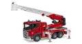Produktbild: bruder 03591 - Scania Super 560R Feuerwehr Fahrzeug mit Drehleiter, Wasserpumpe, Light & Sound Modul - 1:16 Fahrzeuge, Feuerwehrauto, Einsatzfahrzeug, Leiterwagen, Spielzeug ab 4 Jahre