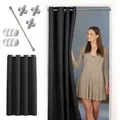 Produktbild: tinycurtains Türvorhang mit Stange silber 70-120 cm Thermo Vorhang ohne Bohren, mit Magneten, Ösen, abdunkelnd, Polyester, blickdicht, Schwarz Eclipse, Türgardine mit Klemmstange verdunkelnd schwarz 150 cm x 200 cm