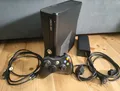 Produktbild: Microsoft Xbox 360 S Konsole 1439 - Bundle mit Controller & Kabeln Schwarz ⚡️