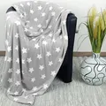 Produktbild: Bestlivings Kuscheldecke XXL (150x200 cm) - Hellgrau - Flauschdecke Microfaser-Decke mit Sternen-Muster, große weiche Wohn-Decke zum kuscheln