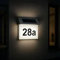 Produktbild: MeLiTec Solar-Hausnummer SH01 | moderne LED-beleuchtete Hausnummer | für außen, wasserdicht | aus Edelstahl | kabellose Solar-Hausnummernleuchte | Hausnummernschild inklusive Ziffern- & Buchstabenset
