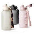 Produktbild: MAMEIDO Trinkflasche mit Strohhalm & Zeitmarkierung als Trinkerinnerung 1 l, Wasserflasche auslaufsicher, Sportflasche BPA-frei, Gym Water Bottle, Flasche aus Tritan (Ivory Beige)