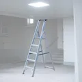 Produktbild: Weise Stufenleiter klappbar 1,25 m hoch, 2,05 m Holmlänge, 5 trittsichere geriefte Stufen, Haushaltsleiter mit sicherer Plattform für besseren Halt, Trittleiter mit Gurtbändern, nach DIN EN 131
