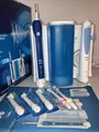Produktbild: Oral-B Pro 2000 Elektrische Zahnbürste mit OxyJet Munddusche, 3 Aufsteckbürsten,