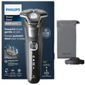 Produktbild: PHILIPS Shaver Series 5000 – Elektrischer Nass- & Trockenrasierer in Carbongrau mit 1 integrierten ausklappbaren Trimmer, weicher Tasche, Schutzkappe & Ladestation (Modell S5887/13)