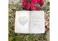 Produktbild: Radami Gartenfigur Buch mit 3D Herz Gedenkstein Grabschmuck ca.1800g